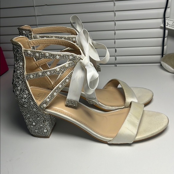 White Heels with Bow and Ankle Strap - Picture 2 of 6